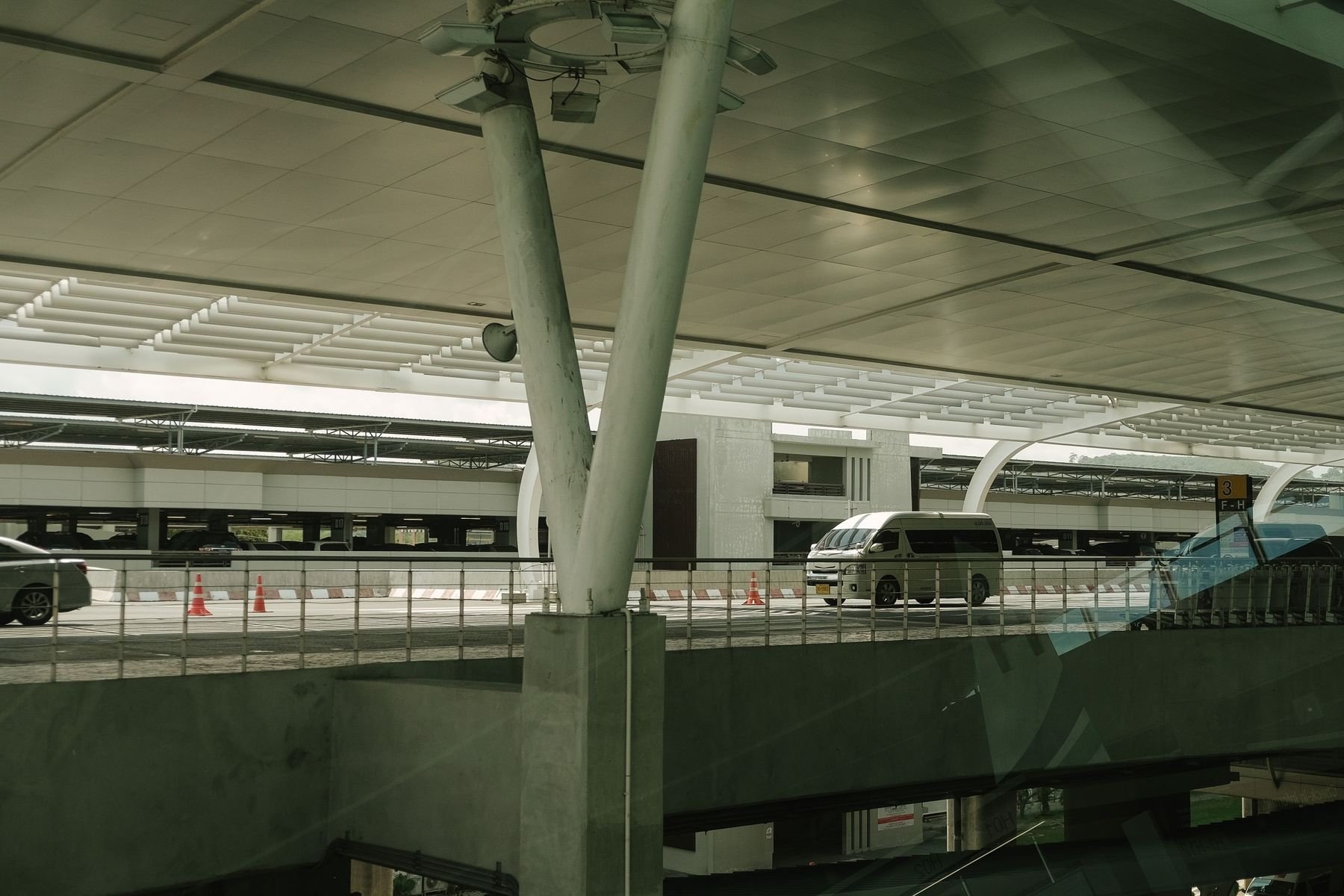 Bagage wordt geladen bij een personenbus op een luchthaven