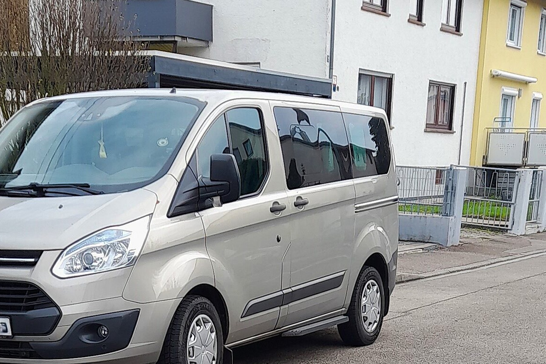 Personenbus in een rustige schoolstraat